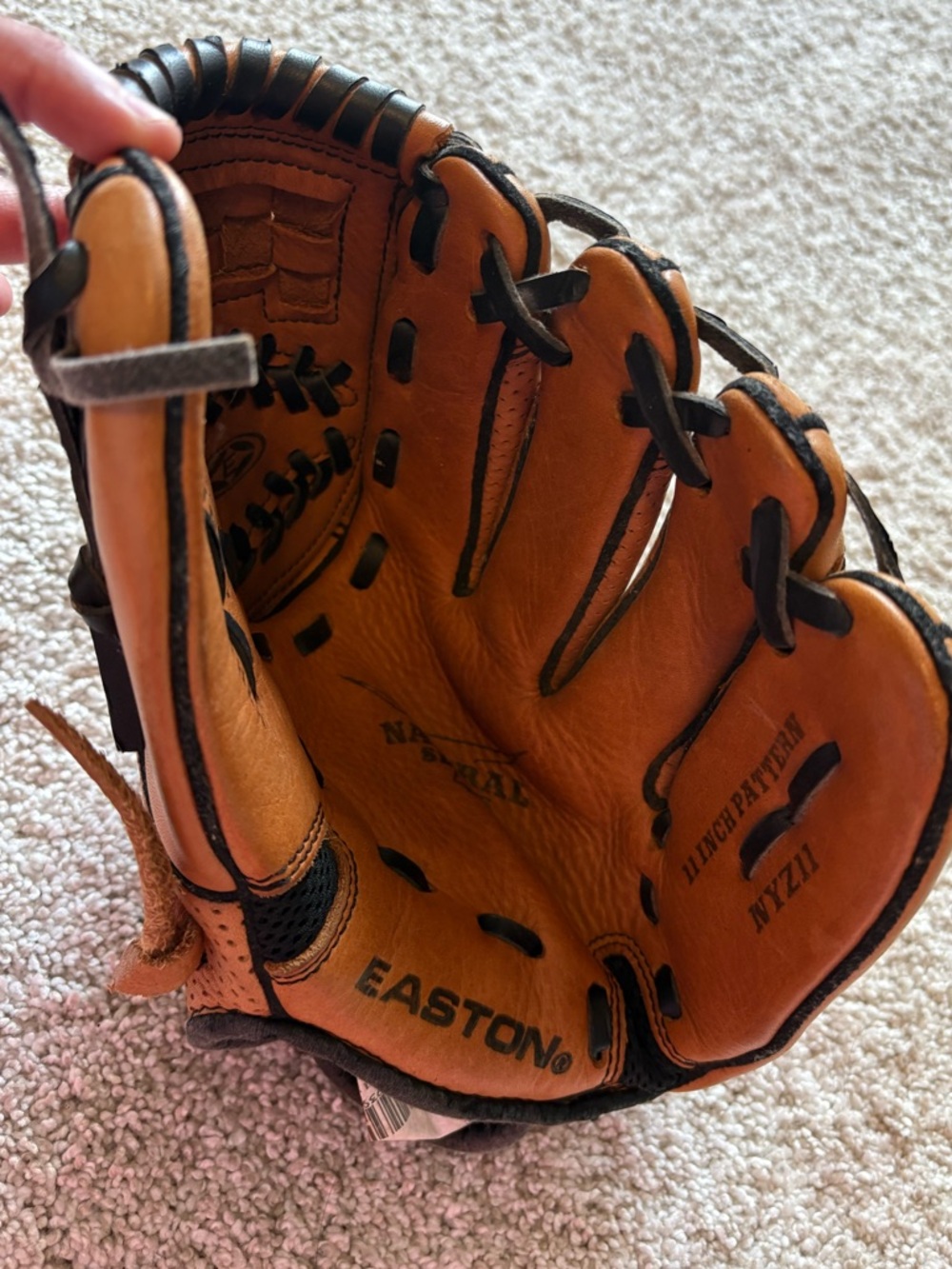 Easton Ultra Lite Series Leather Baseball Glove Left Hand Mitten NYZ11